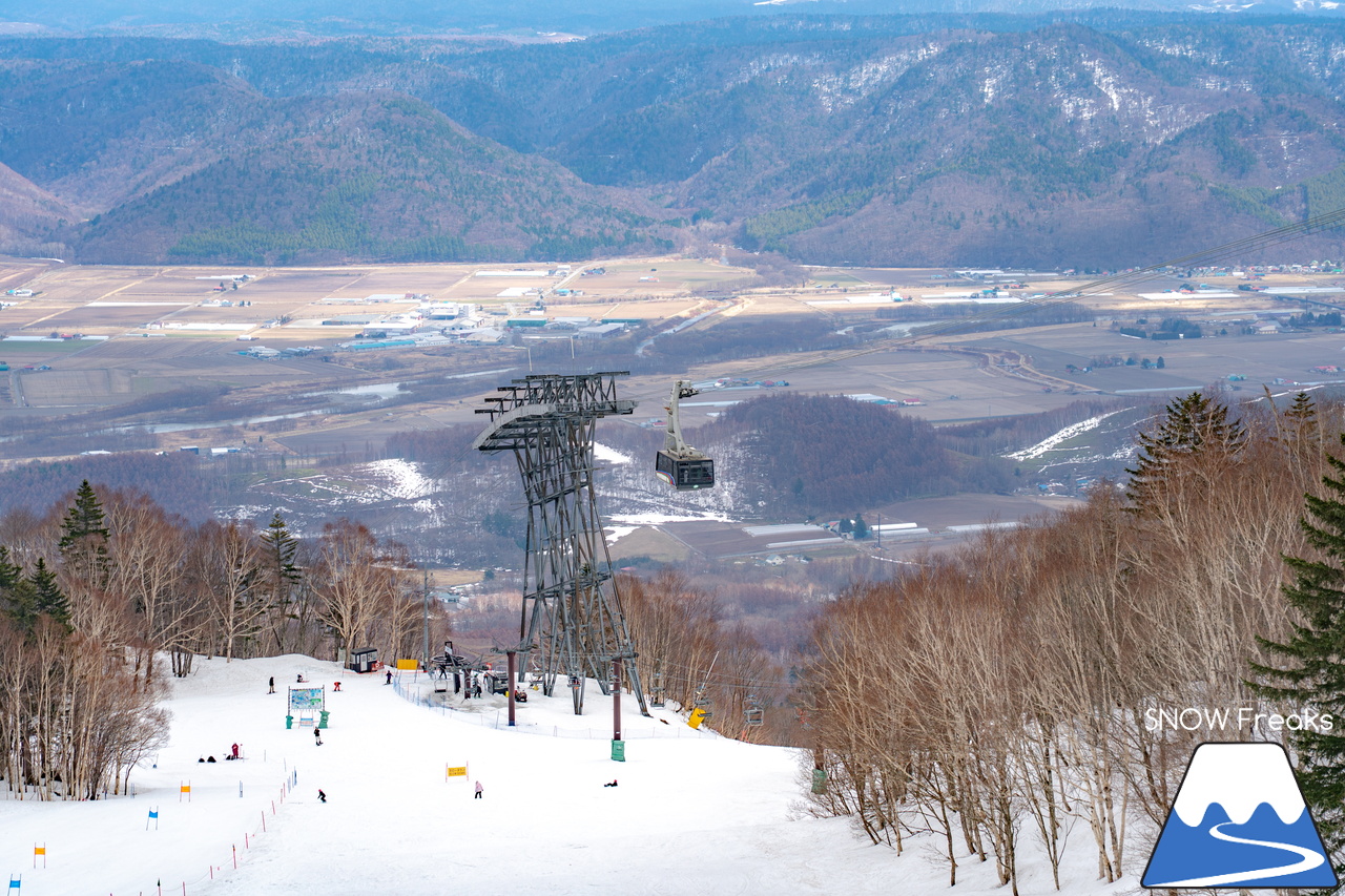 富良野スキー場｜いよいよインターナショナルなイベントに？！春シーズン恒例『第13回 Pond Skimming 池渡り』開催～♪